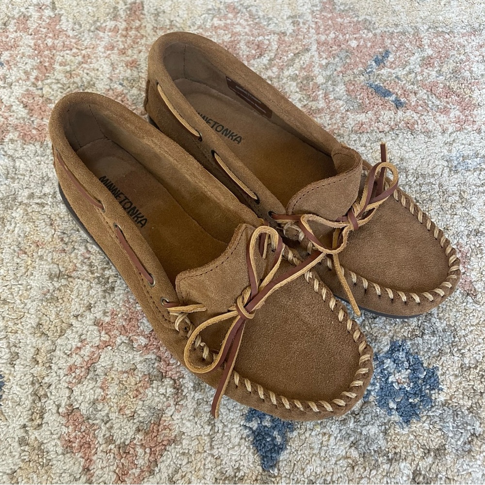 Minnetonka Women's Brown Moccasins with Bow Detail
